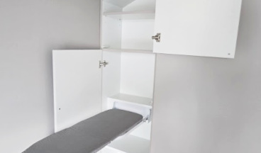 garderoba z deską do prasowania