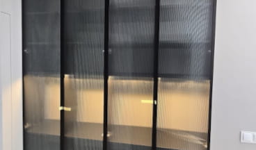 szafa garderoba z przeszklonymi drzwiami