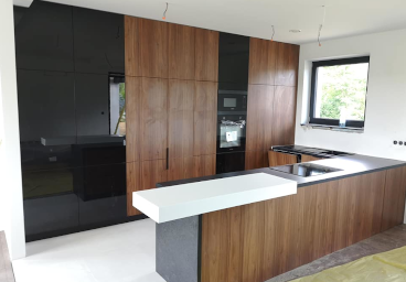 dodatkowe miejsce w meblach kuchennych