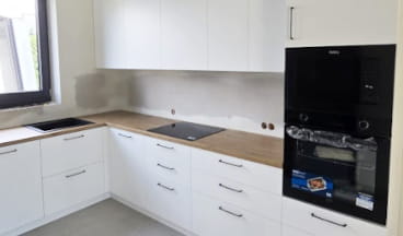 zabudowa na wymiar kuchni z oknem