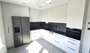 lodówka w zabudowie kuchennej