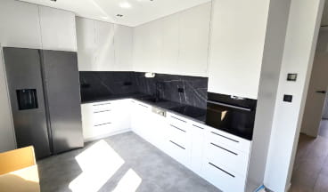 Zabudowa kuchenna na wymiar biała