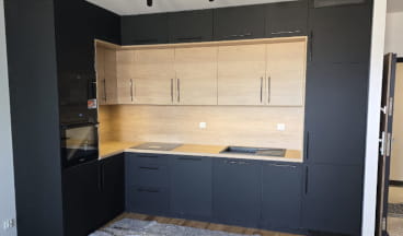 ciemne matowe meble kuchenne