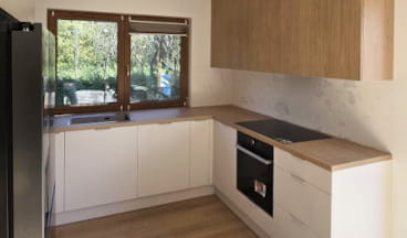 zabudowa wąskiej kuchni na wymiar