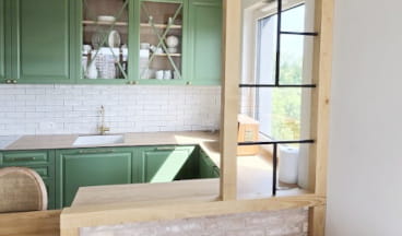 zabudowa kuchni w kolorze zielonym