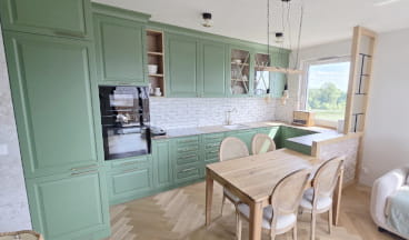 kuchnia na wymiar z ozdobnymi frontami