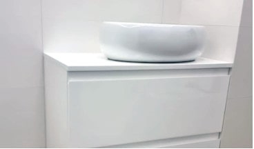 biała szafka umywalkowa