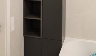 wysoka szafka do łazienki na wymiar