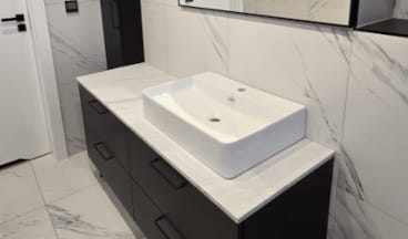 zabudowa meblowa ciemna do łazienki na wymiar