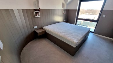 łóżko na wymiar z panelem tapicerowanym