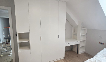 szafa w zabudowie z miejscem do pracy