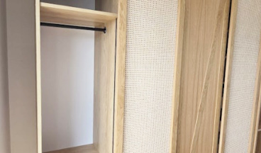 szafa z szufladami i drążkami