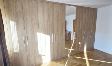 duża szafa w zabudowie