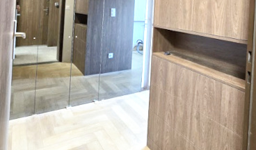 brązowa szafa na przedpokój