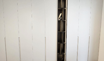 przestronna biała szafa