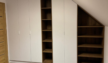 szafa w zabudowie pod skosem