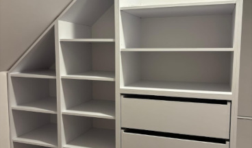 zabudowa szafy pod skosem