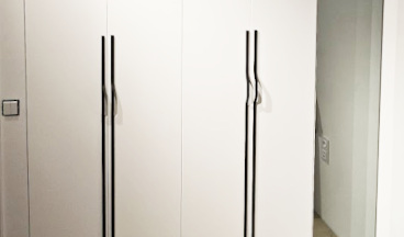 szafa skrzydłowa z drzwiami i lustrem